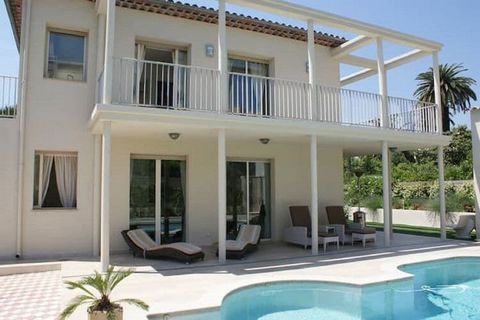 This spacious modern villa is 300 m2 in size and is located on an area of 850 m2, close to the sea and the beach. No fewer than 14 people can stay, which is perfect for multiple families, families or friends. You are right at supermarkets, the centre...