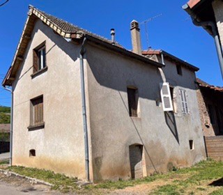 Set of 2 adjoining houses, located in a charming stone village between Cluny and Tournus. The 1st house consists of a kitchen, 2 bathrooms, dining room, 2 bedrooms and cellars. Restoration work is to be expected (floors, walls and ceilings). The 2nd ...