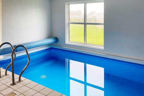 In diesem Ferienhaus in Købingsmark finden Sie alles, was man für erholsame Urlaubstage mit der Familie benötigt. Das Haus hat einen 21 m² großen Swimmingpool, einen großen Whirlpool und eine Sauna. Diese befinden sich in einem separaten Wellnessbere...