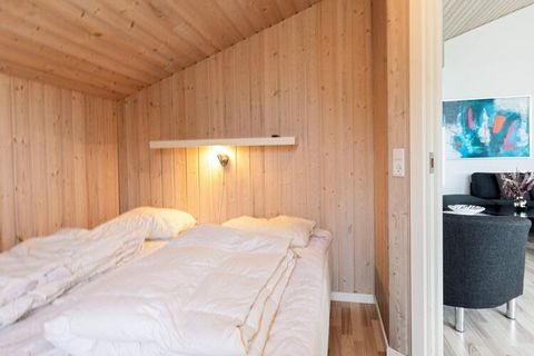 Gustowny, jasny i dobrze wyposażony dom wakacyjny położony w malowniczej okolicy przy Kollerup Strand. Dom został wybudowany w 2013 roku, ma 97 m² i zawiera kuchnię / salon w otwartym połączeniu, trzy sypialnie, łazienkę z jacuzzi i dostępem do sauny...