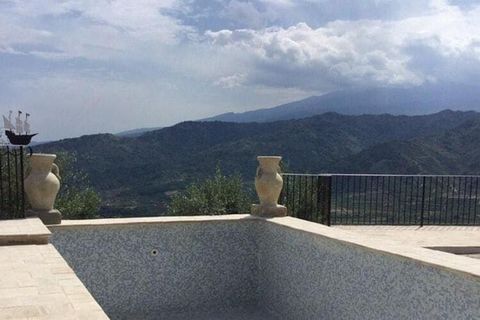 Casa de vacaciones rústica y cómodamente amueblada con piscina, en una zona tranquila sobre el pueblo de Gaggi. Gracias a su ubicación en una pendiente, tiene una vista maravillosa de las montañas circundantes, el mar y el Monte Etna. La casa se dist...