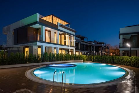   Luxe villa's te koop zijn gelegen in Tuzla, de rustige en vredige kustwijk van Istanbul. Het biedt luxe levensstandaard en de mogelijkheid om te ontsnappen aan de chaos van de stad. Luxe villa's liggen op loopafstand van dagelijkse en sociale voorz...