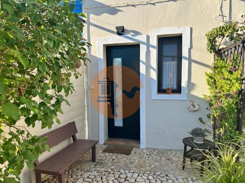 Single storey house for rent from October to May. Located in a quiet, easily accessible and very privileged area. A very cosy house with a kitchenette, a bathroom with shower, a bedroom with built-in wardrobe and air conditioning, from where there is...