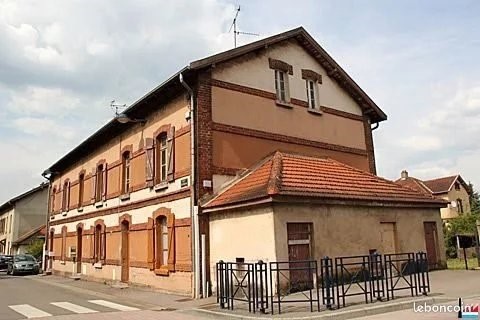 EXP REALTY FRANCE, the world's largest inter-connected real estate network. This spacious 12-room house is located in a secure residence, offering peace and quiet with plenty of space to include entertainment facilities such as a basement gym and cin...