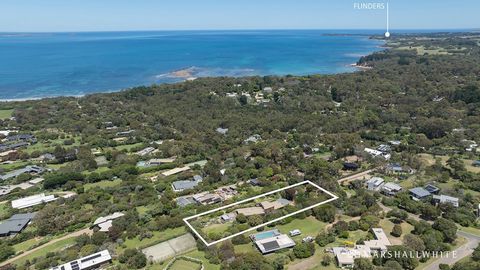 Tegen een panorama van pittoreske tuinen en het levendige blauwe water van Western Port Bay, is 'The Outlook' een succesvol aanbod van accommodatie voor kort verblijf, met tal van configuraties en de verleidelijke mogelijkheid om te ontspannen en op ...
