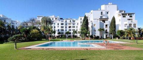 Located in Puerto Banús. 3 bedroom apartment next to the beach in closed complex located in Puerto Banus. A few mtrs. Of the best restaurants of Mediterranean and international cuisine, exclusive fashion shops, water sports, shopping centers, cinemas...