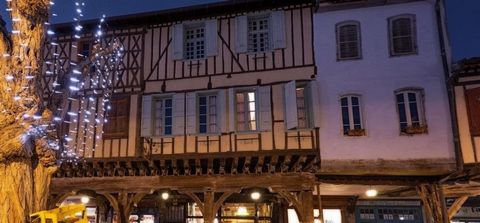 Situé au cœur du centre médiéval de la ville, cet établissement 4 étoiles se trouve dans la bastide moyenâgeuse et dispose de huit chambres, d' un bar à vin et d' une salle de restauration . La terrasse extérieure est protégée par les couverts à char...