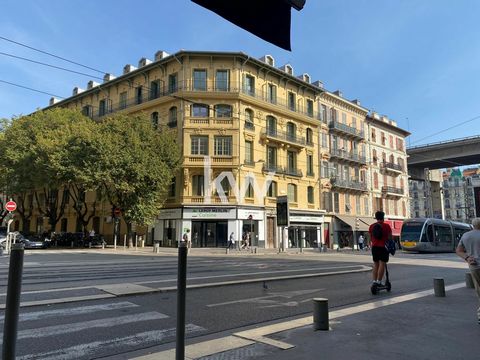 5 i ostatnie piętro - RZADKA OKAZJA LUKSUSOWY APARTAMENT 4 POKOJE OKAZJA W CENTRUM MIASTA: kilka minut od stacji tramwajowej Thiers linii 1, KELLER WILLIAMS VISION prezentuje ten całkowicie odnowiony 4-pokojowy apartament o powierzchni 74 m² położony...