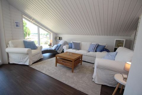 Spacious holiday home over two floors with rowing boat, sauna, WiFi and fireplace directly on Lake Dümmer with its own private beach, which is exclusively available to guests of the holiday home complex. Your holiday home is now waiting for active ho...