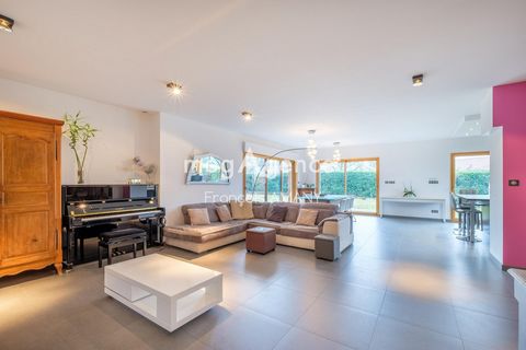 We invite you to discover this beautiful and large house located in Lozanne on the edge of the Dommartin woods. No work required for this modern, practical and unique family cocoon. Approximately 160 m2 on one level including a large living room inco...
