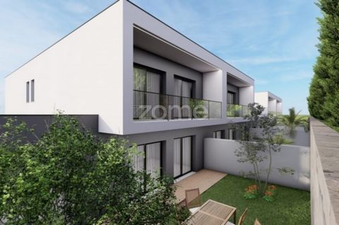 ID de la propiedad: ZMPT564173 Villa a 4 minutos del centro de la ciudad Chalet adosado en construcción en dos plantas. En planta baja, con cocina, salón comedor y baño de servicio. Garaje cerrado para 2 coches. Aparcamiento para 2 coches en el exter...