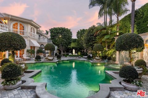 Diese palastartige Residenz liegt im Herzen des Beverly Hills Estate Section und verfügt über eine Fläche von über 13.300 Quadratmetern. von hohen Decken und voluminösen Räumen. Diese Immobilie wurde ohne Kostenscheu gefertigt und ist perfekt für gro...