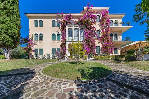 In Salò, in the beautiful Riviera dei Limoni, we find this magnificent Villa with panoramic views of Lake Garda and the Gulf of Salò. Unique and nestled in a corner of paradise, the property is spread over three floors: One part has recently been com...
