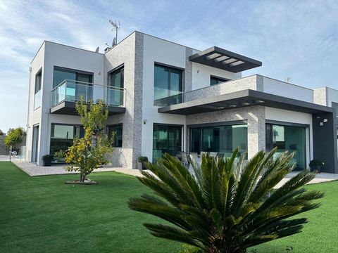 Stunning recently built modern 4 bedroom villa with magnificent views over the Serra de Montejunto and the famous Eden garden, just 5 minutes from the town of Bombarral and 20 min. from local beaches, as well as the A8 motorway and less than an hour ...