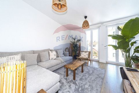 Description Excellent new and very bright apartment, T2 with 111m², on the 3rd floor with elevator directly inside the apartment in a luxury development in Lapa The apartment consists of a living room with integrated and equipped kitchen, a balcony f...