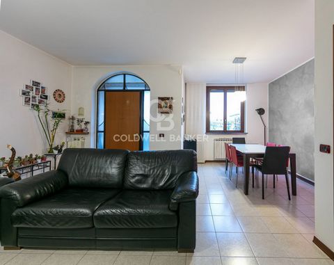 Gallarate VICINITY and more precisely in CARDANO AL CAMPO in the area bordering the municipalities of Samarate, Cascina Costa and Ferno, we offer for sale a 4-room TERRACED VILLA with large garage, quiet and residential location. The proposed real es...