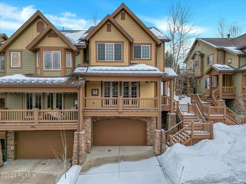 Whether you're looking for a primary home or a secondary vacation spot, this classic mountain townhome provides it all! Jeremy Ranch is the ideal location~15 minutes to world renowned Park City Main Street (Home of Sundance Film Festival), Canyons & ...