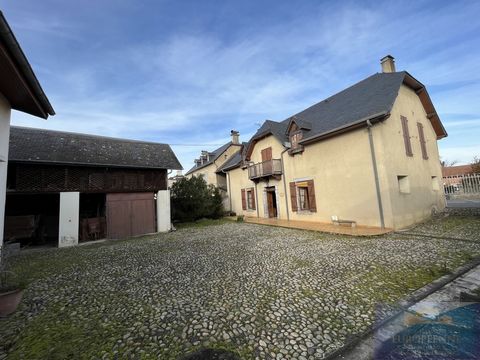 EXCLUSIVITY: near Tarbes, come and discover this property composed of a 1920 bigourdane renovated at the end of the 80's, of about 150m2 of living space on a plot of 1112m2... On the ground floor, a hall leading to a living room of 30m2 with wood ins...