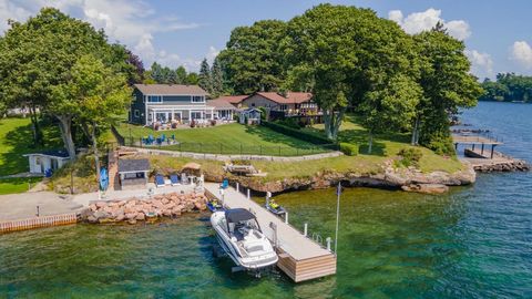 Welcome to the world-famous 1000 Islands, where luxury living meets breathtaking waterfront beauty! Nestled in the heart of Gananoque, this stunning home offers an unrivalled lifestyle with its remarkable features and prime location. At just a stone'...