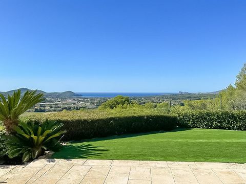 Fine property boasting exceptional views over the bay of Saint-Cyr sur mer and La Ciotat, the Bec de l'Aigle, and the hills of the villages of La Cadiere d'Azur and Le Castellet. Set in approx. 2000 m2 of enclosed, landscaped grounds in a dominant po...
