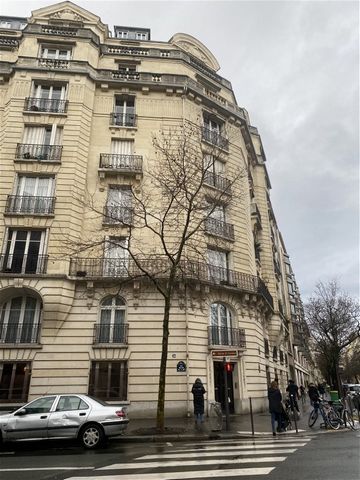 Summary We are selling a 245m² apartment in a very beautiful Haussmann building, with an efficient young caretaker, street code, interior intercom, metro at the foot of the door, in the Auteuil district, immediate proximity to Notre Dame des Oiseaux,...