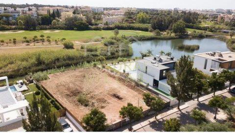 Fantastique terrain à construire, avec un projet approuvé, à Vilamoura. Ce terrain a un projet approuvé pour une villa de trois étages, sous-sol, rez-de-chaussée et premier étage. La villa se composera d'un grand salon, d'une cuisine équipée, de quat...