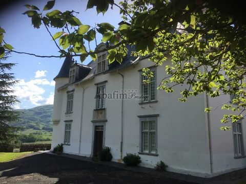 Castle on 7.9 hectares 35 minutes from Saint Jean Pied de Port, in the heart of the Basque Country, this castle of the 18th century offers on 600 m², an entrance, a dining room, a living room, a kitchen, an office, an office, 5 bedrooms with bathroom...