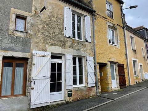 In the heart of Bellême, in a quiet historic area, charming village house composed on the ground floor of a living room and a kitchen fitted with many cupboards, on the half floor, a renovated shower room and a toilet, on the first floor, 2 bedrooms,...