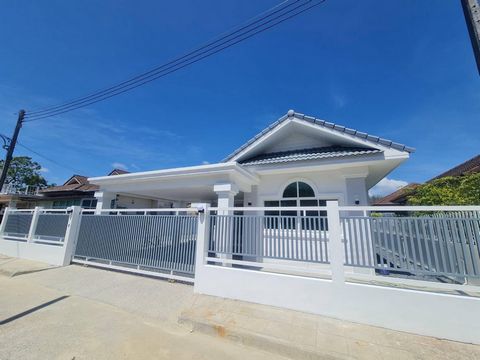 Welcome to this inviting house offering ample space and comfort in the charming Thalang area. 🛌 3 Bedrooms 🛁 3 Bathrooms 👨‍🍳 Kitchen 🅿️ Parking Space 🚙 Only 30 minutes to the airport 🚙 Just 20 minutes to Central Shopping Center 🚙 Conveniently located...