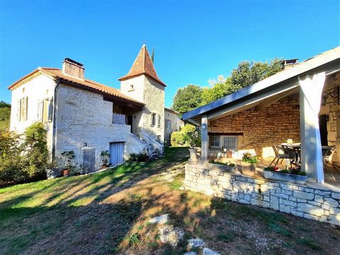 At the end of a charming little hamlet in the Lot, you will find this very pretty house, typical of the Quercy area, with guest accomodation. The main house is accessed via a set of stones steps, known as the 