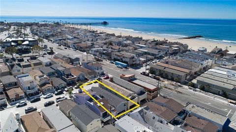 207 29th Street offers a unique opportunity for those seeking a blend of coastal living and investment potential in Newport Beach. Just STEPS from the ocean and a short walk to Balboa Peninsula's local restaurants and shops, this remodeled duplex sit...