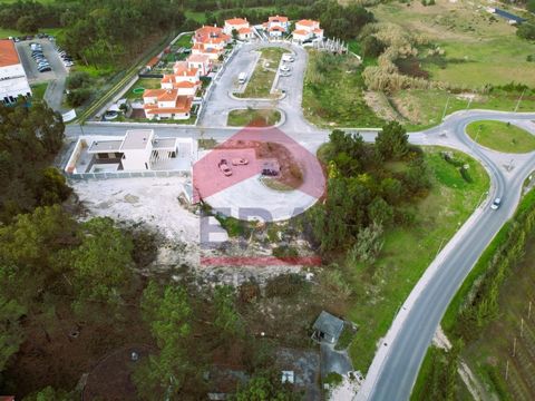 Plot located in Praceta Talento, in Bairro Sra. da Luz, in Óbidos. With a land area of ??660sq.M, a gross construction area of 330sq.M and an implantation area of 180sq.M are approved. Well located, in a quiet and peaceful residential area, close to ...