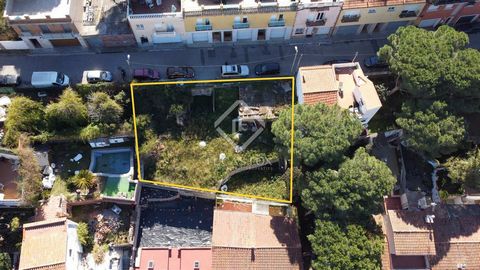 Lucas Fox presents this plot for sale in an unbeatable location, as it is located in a privileged area of Sant Feliu de Guíxols, close to all amenities and with easy access to the beach and the town centre . Furthermore, as it is an urban plot with t...