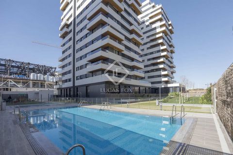 Lucas Fox presents this apartment located in a newly built building that borders the plot where the new Valencia Basketball court is located. The apartment has a tourist apartment license, making it especially interesting for investors looking for an...