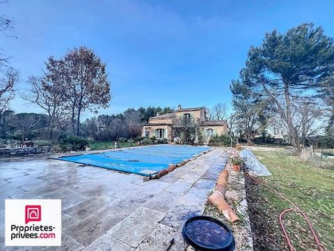 RIANS, Close to Cadarache-ITER, 22 minutes from St Maximin, 35 minutes from Aix en Pce. Quiet, in the countryside not overlooked. Beautiful traditional villa comprising an entrance hall, a cathedral living room with fireplace, independent fitted kitc...