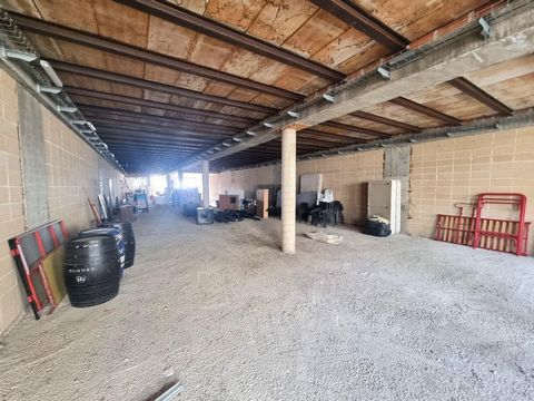 Magnificent industrial warehouse in Polígono Avenar de Roda de Bara, divided into three floors of 400 mtrs 2. Basement floor with access from a completely open plan ramp. Ground floor of 400 m2 completely diaphanous First floor of 400 m2 open-plan fl...