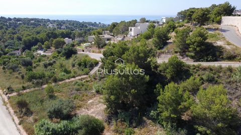 Attractive urban plot of 1350m2 for sale in luxury urbanisation between Calpe and Moraira. If you are looking for the ideal site for your dream home in a natural environment just minutes away from beaches and Mediterranean coves, this plot will inter...