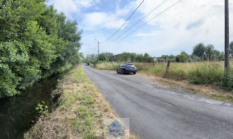 EXCLUSIVITE - RARE. Très belle opportunité immobilière avec ce terrain à bâtir HORS LOTISSEMENT à Abbeville de 958m2 dans le quartier Saint Gilles. Très au calme et dans un environnement bucolique vous apportant le charme de la campagne, ce terrain r...