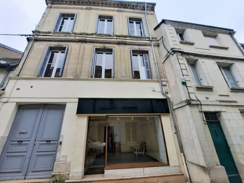 In Chatellerault, an ideal building for investors In the city center, this stone building of about 400 m2 high on 2 levels is close to the pedestrian area. On the ground floor a large area of about 220 m 2 that can be transformed into professional pr...