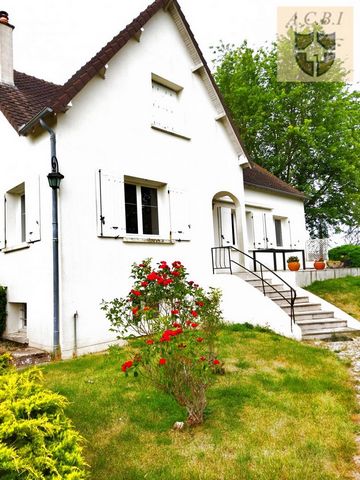 You will be seduced by this mason's house of 1978 on a very nice plot of about 3700m2, and near the forest, it is located 25 minutes Blois North, close to shops, schools, college, medical office, It consists of: entrance, kitchen, living room / livin...