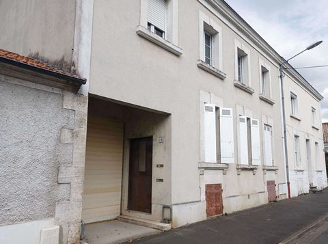 At the gates of Périgueux this building offers two apartments with significant potential. A first apartment to refresh gives us beautiful areas with 1 entrance hall of 10 m2 and cupboards, 3 bedrooms from 10 to 16 m2, a large fully equipped kitchen, ...