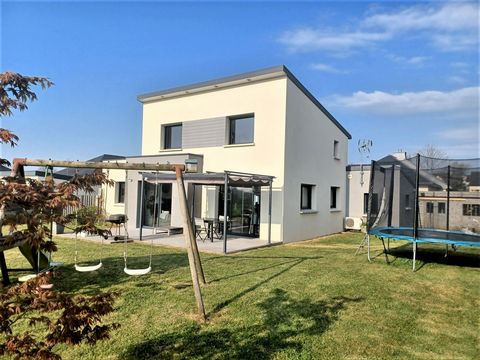 As usual, 50/50 IMMOBILIER guarantees you the lowest prices on the market and offers you, this pleasant dwelling house that is waiting for you and your suitcases. In the heart of Plourin-les-Morlaix, a young and dynamic village, you will find all the...
