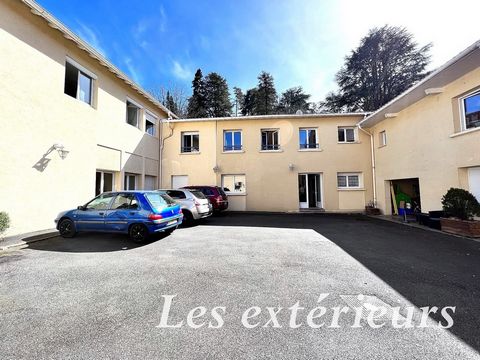 Located in the center of Aire-sur-l'Adour, close to all amenities, building of 7 apartments completely renovated with secure parking. It is composed of: - Three apartments type T4 of 120m2 each, one with a covered terrace and another with a garage; -...