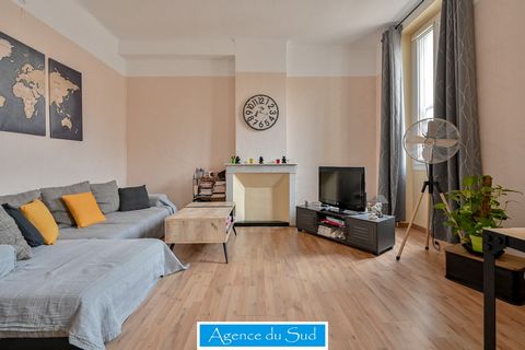 The agency of the South offers you exclusively this pretty T3 of about 71 m2 located on the second floor without acsenceur of a small condominium to the volunteer syndic near the Place de l'Horloge. This apartment consists of two bedrooms, bathroom, ...