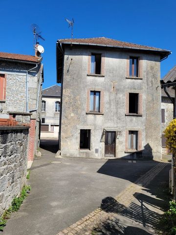 Pleasant village house! Huge potential Ideal for a family or for an investor 30 minutes from LIMOGES The house consists on the ground floor: an entrance, kitchen, living room, a toilet and a shop 1st floor: We can imagine: a beautiful living room, ki...