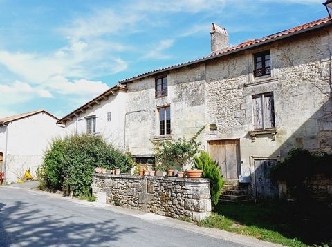 Located in the Périgord vert, this house with high potential offers a total area of 360 m2 on a plot of 500 m2. 222 m2 are renovated there remains 138 m2 to exploit to bring even more charm to this property which keeps in it noble products such as it...