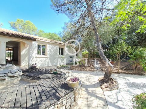 RARE! On the heights of Saint Mathieu de Tréviers, residential area, this villa of 153m2 with swimming pool on 1200m2 of wooded land will seduce you with its quiet environment. It consists of a sunny living room, a fully equipped kitchen, 3 bedrooms ...