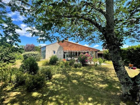 De woning is als volgt samengesteld: De kleine veranda (4 m2). De entree (4,6 m2) gedeeltelijk open naar de keuken/eetkamer met bergkast. De keuken (10 m2) ingericht en uitgerust, uitzicht op de tuin, toegang tot de woonkamer en open naar de eetkamer...