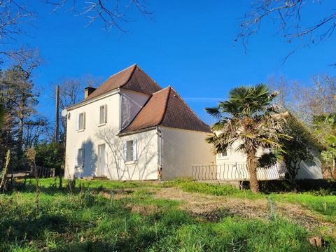 Only 8 kms from BERGERAC, on a plot of 5347m2 partly wooded, old restored house composed of a beautiful entrance, a living room with fireplace, an independent kitchen, office, bedroom, shower room to be finished, toilet and laundry room. Upstairs: la...
