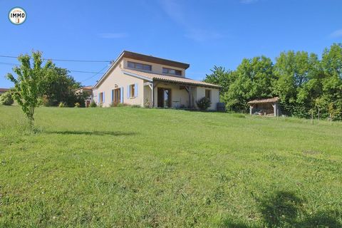 -EXCLUSIVITY- On the heights of ST FORT sur GIRONDE - MAGNIFICENT COUNTRYSIDE VIEW On 5,763m2 of land, recent semi-detached house comprising fitted kitchen open to dining room, living room with high ceilings, bathroom, 2 bedrooms, toilet, laundry roo...